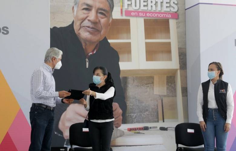 Entrega alfredo del mazo créditos a emprendedoras mexiquenses 