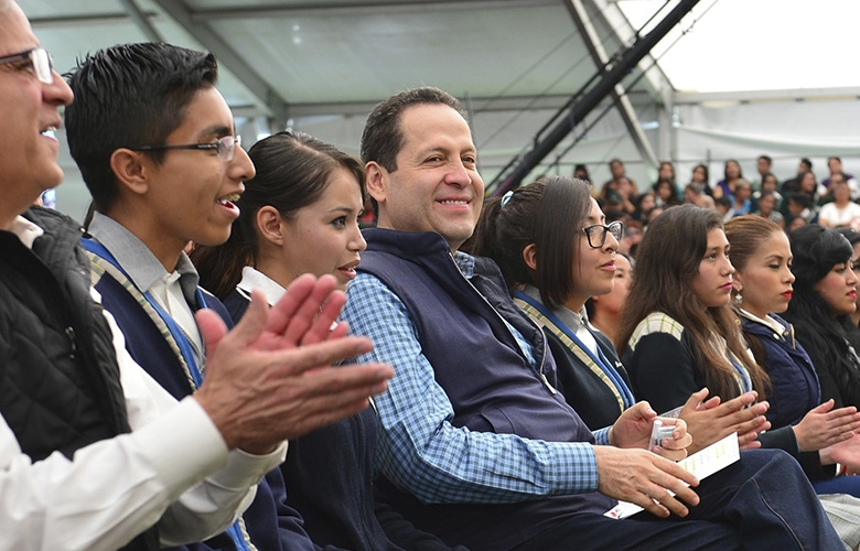 En gira de trabajo en chalco, entregó laptops a estudiantes de excelencia de la zona oriente de la entidad.   
