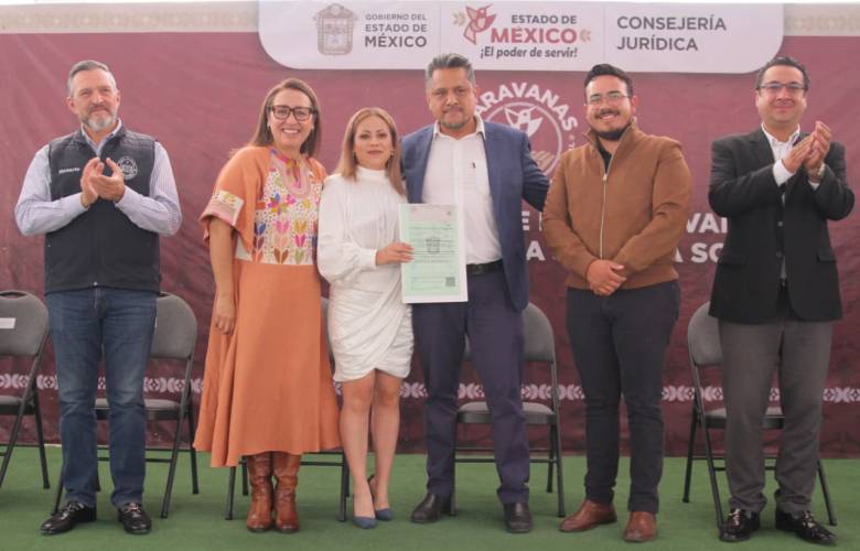 Azucena Cisneros realiza boda comunitaria con 300 parejas de Ecatepec