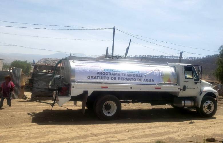 entrega caem agua en bloque a la paz y apoya a las familias con camiones cisterna