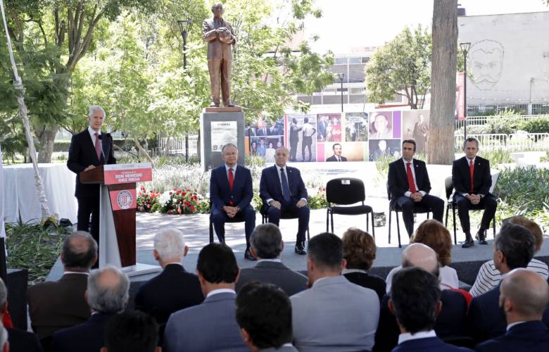 Homenajean a Don Nemesio Diez con su efigie en el  Jardín Zaragoza