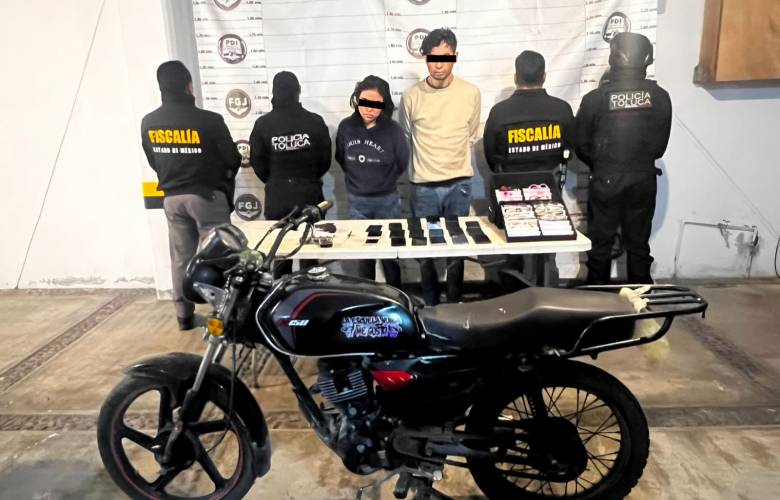 Detienen en Cacalomacán a presunta pareja de “motorratones” con celulares y armas