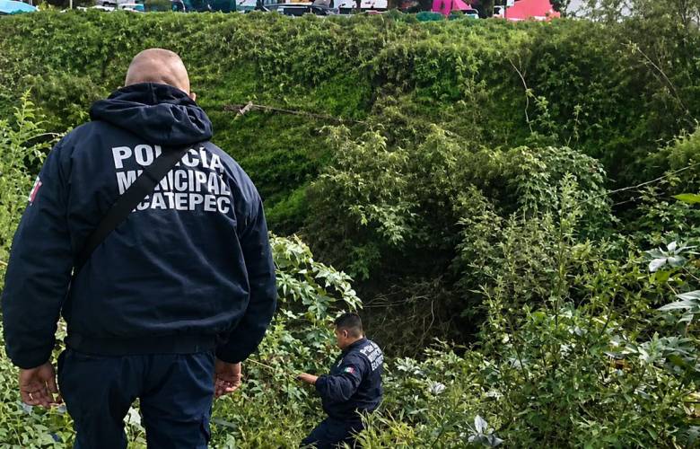 Rescata Policía de Ecatepec a mujer que cayó al Canal de la Draga