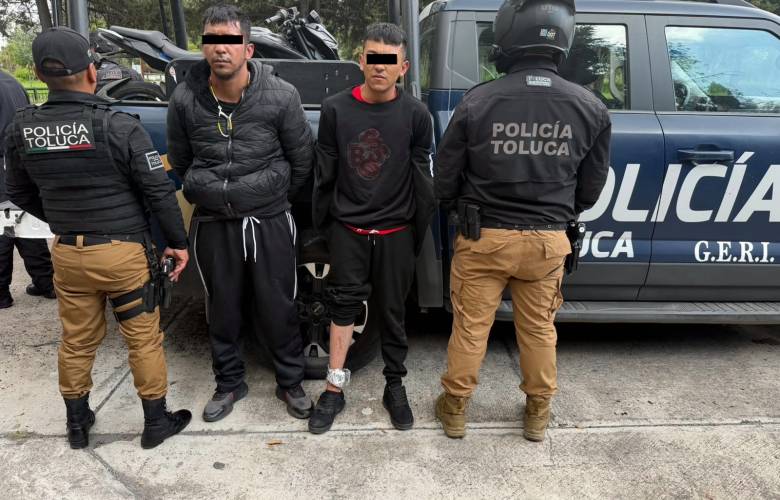 Detienen en Toluca a dos presuntos responsables de robo a transeúnte