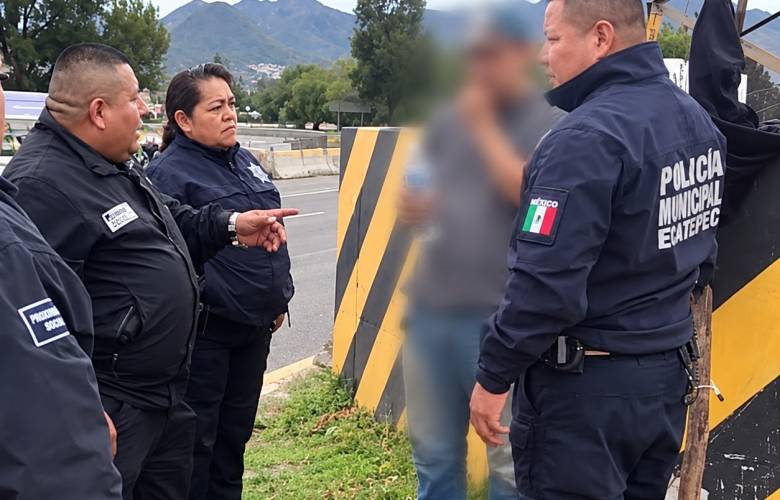 Resguarda Policía de Ecatepec a hombre que subió a una torre de alta tensión