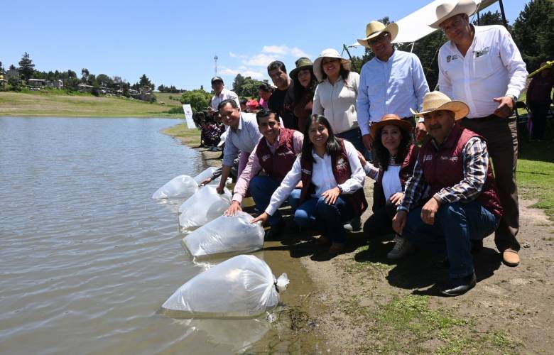 Impulsa Berenice Carrillo cultivo de carpas para fortalecer la producción acuícola en Temoaya