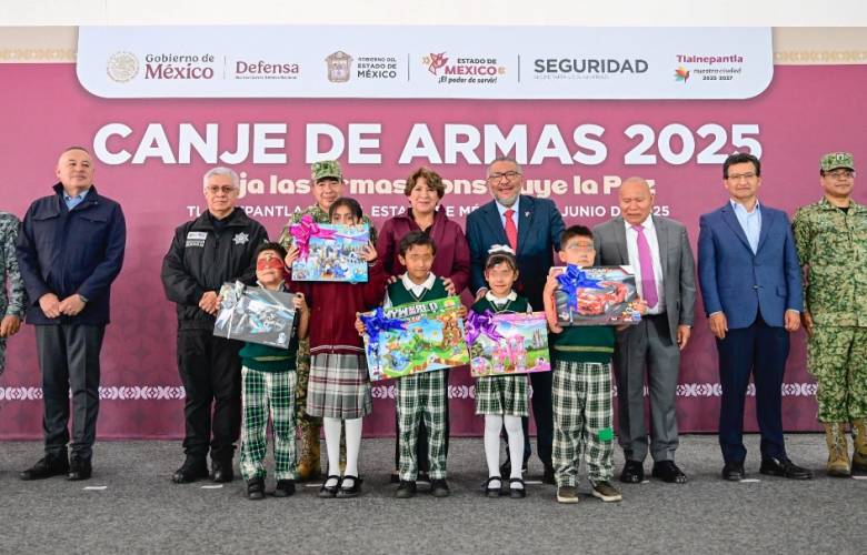 Gobernadora Delfina Gómez Álvarez retira armamento de las calles