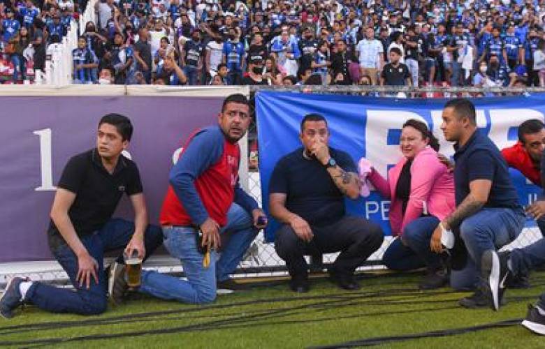 Directiva de Gallos es expulsada del futbol por cinco años tras violencia en el Querétaro-Atlas