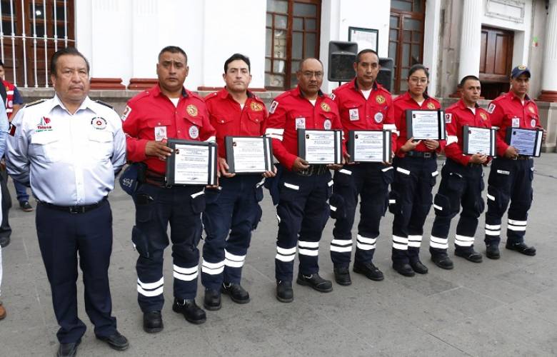 Reconoce 22Âª zona militar a elementos de protección civil y bomberos de toluca