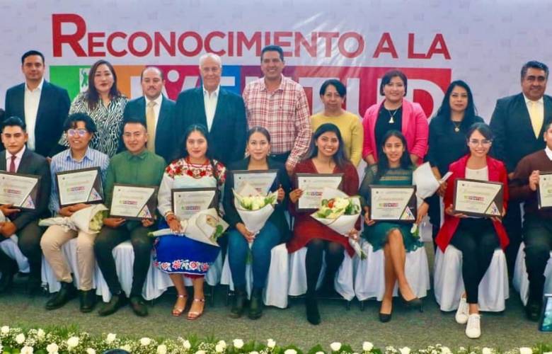 Entrega Abuzeid Lozano reconocimientos por el mes de la juventud 