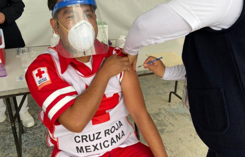 Vacunan contra el COVID al personal de la Cruz Roja en Edomex