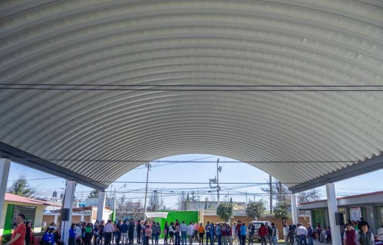 Entrega Ricardo Moreno nuevo arcotecho en secundaria de Jicaltepec Cuexcontitlán