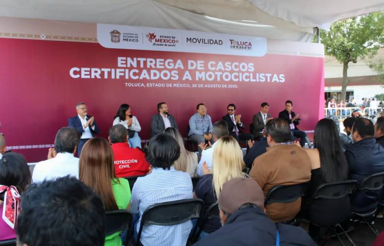 Entregan en Toluca cascos certificados a motociclistas para fortalecer la seguridad vial