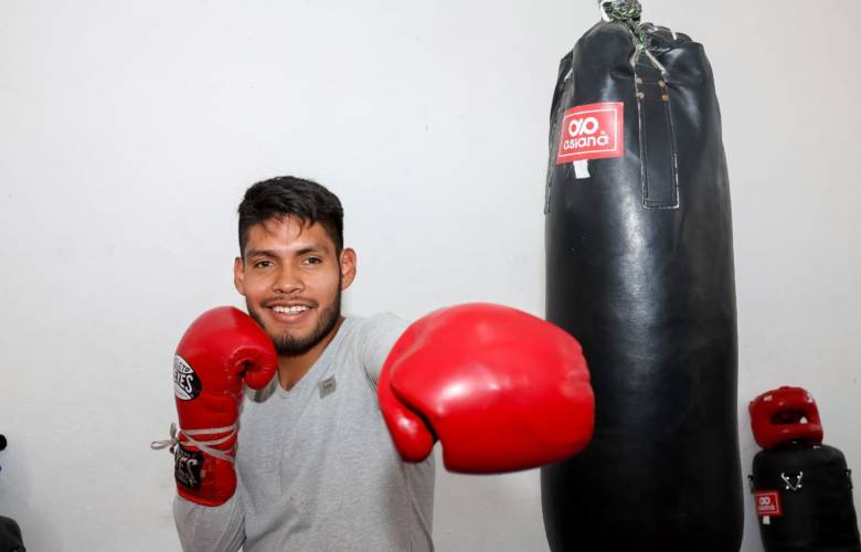 Victor Pintor Albino, estudiante de la UAEMéx, destaca en el boxeo profesional y en las aulas