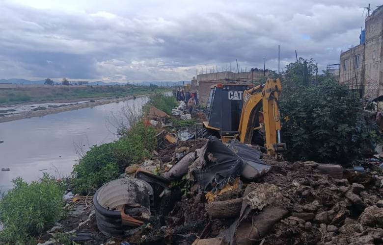 Controlan CAEM y municipio de Chimalhuacán escurrimiento del río La Compañía 