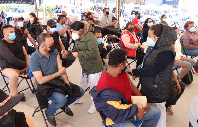 Aplican refuerzo de vacuna anti covid-19 a población de 40 a 49 años en 51 municipios mexiquenses