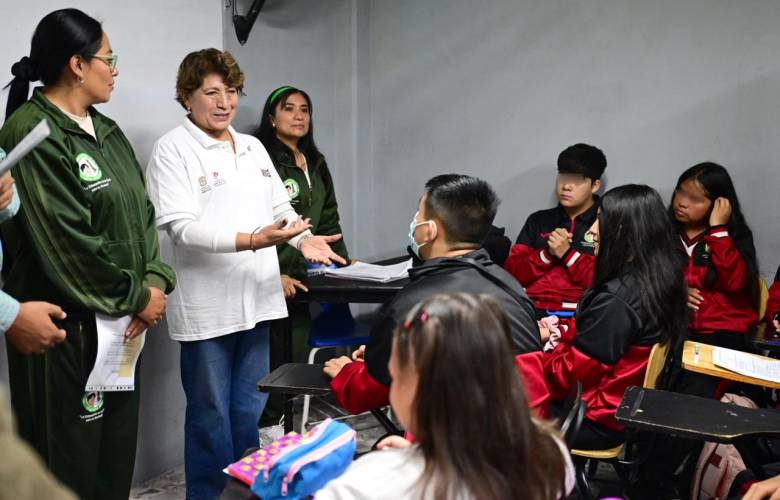 Entrega Delfina Gómez clave oficial a preparatoria de Nezahualcóyotl