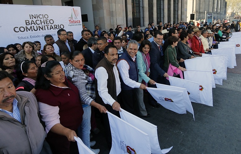 Zamora morales da banderazo de salida al programa bacheo comunitario