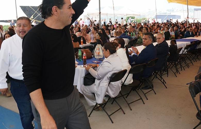 Enrique Vargas y Romina Contreras festejan y reconocen al magisterio de Huixquilucan