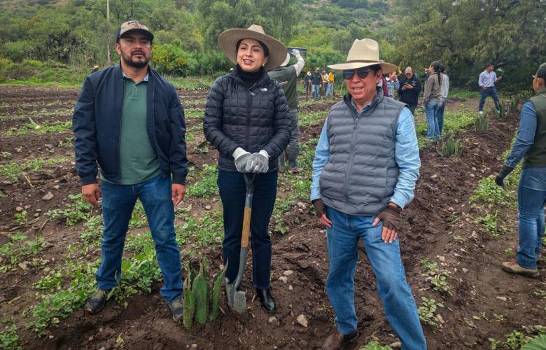 Capacita Gobierno del EdoMéx a productores y estudiantes sobre plantaciones de agave pulquero con sistema Metepantle