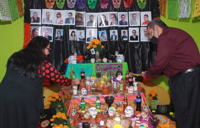 Expone APVT Ofrenda de Día de Muertos del gremio periodístico