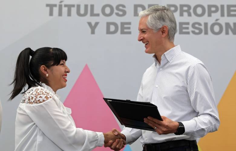 Continúa la entrega de títulos de propiedad y posesión a mexiquenses