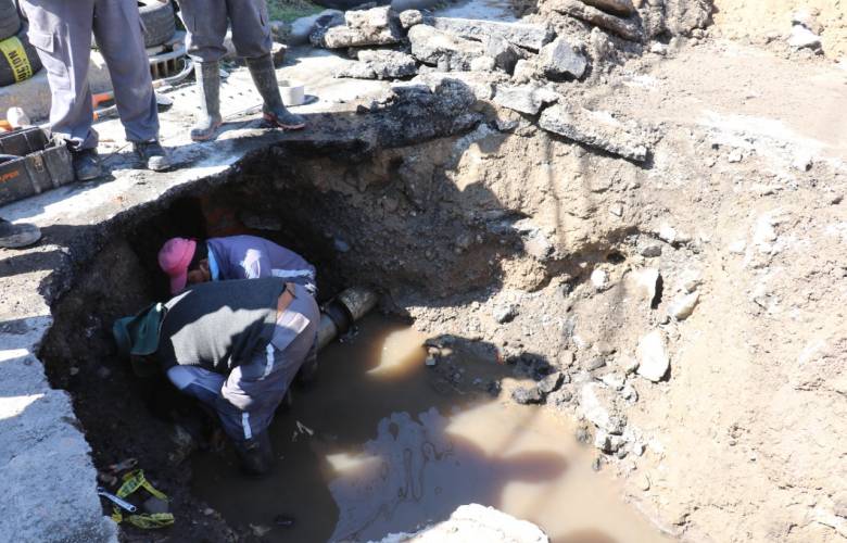 Atienden Ayuntamiento de Toluca y autoridades estatales socavón en la vialidad Alfredo del mazo Vélez