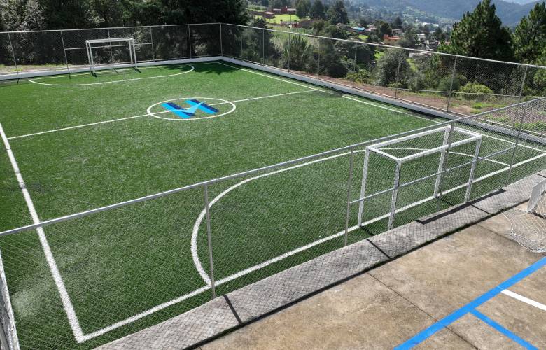 Impulsa Huixquilucan deporte con nueva cancha de futbol en bachillerato tecnológico 