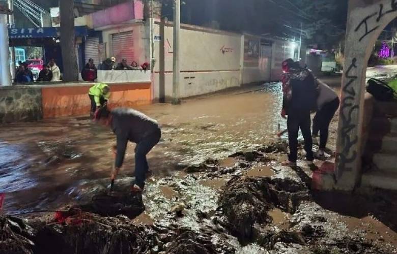 Muere adolescente tras ser arrastrado por río desbordado en Calimaya