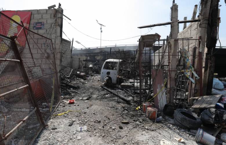 Cierran autopista Siervo de la Nación por incendio en recicladora clandestina en Ecatepec