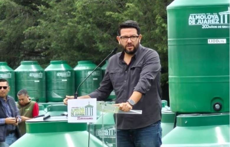 Entrega Adolfo Solis cerca de mil tinacos a familias de Almoloya de Juárez