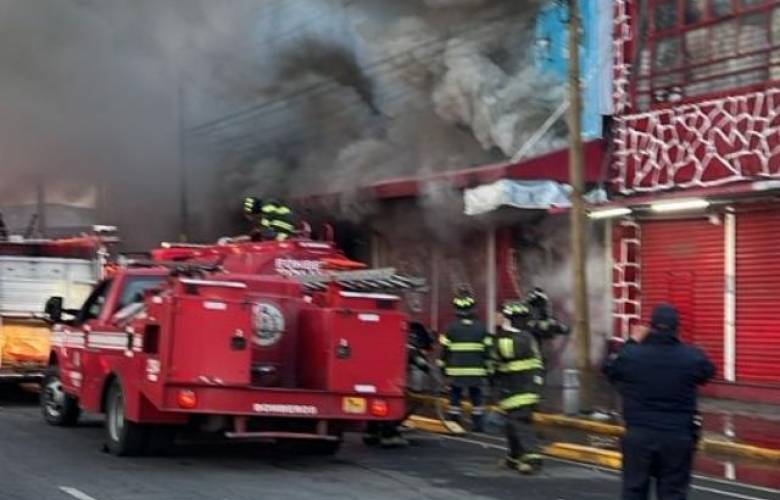Atienden cuerpos de emergencia incendio en comercio de Valle Verde