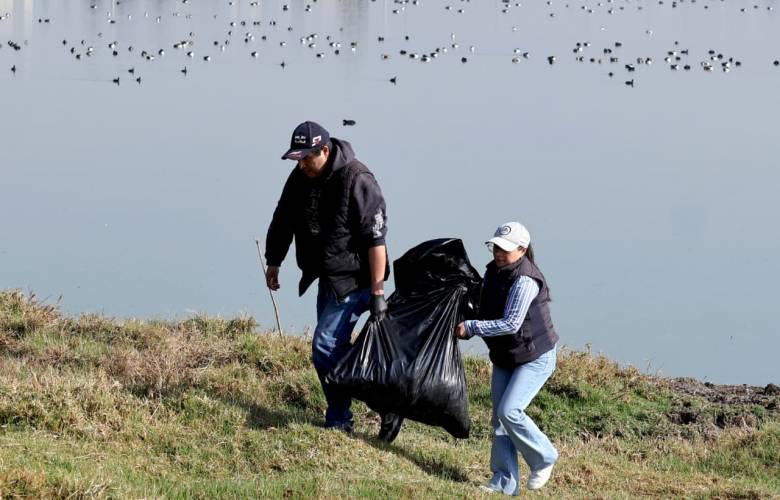 Limpian bordo de San Jerónimo en San Pablo Autopan en jornada comunitaria
