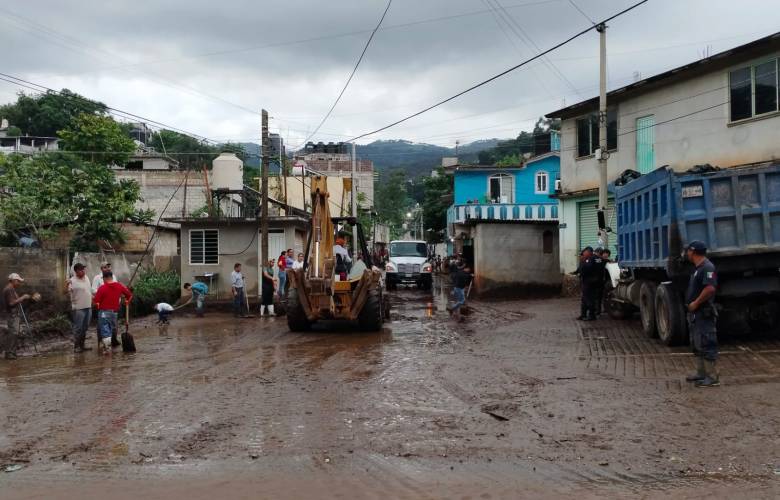 Atienden la población afectada por lluvias en Tejupilco; alistan censo de damnificados