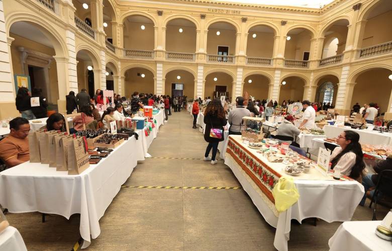 UAEMéx impulsa el emprendimiento universitario con el Mercado Emprendedor Navideño 2025