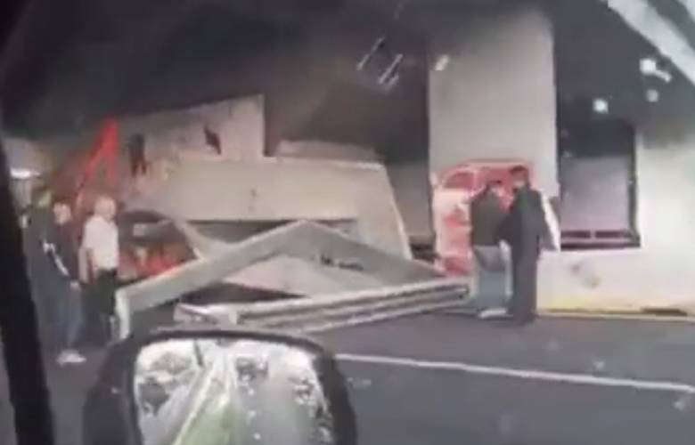 Era desperdicio industrial y no parte de un puente la es estructura tirada en el Periférico en Tlalnepantla