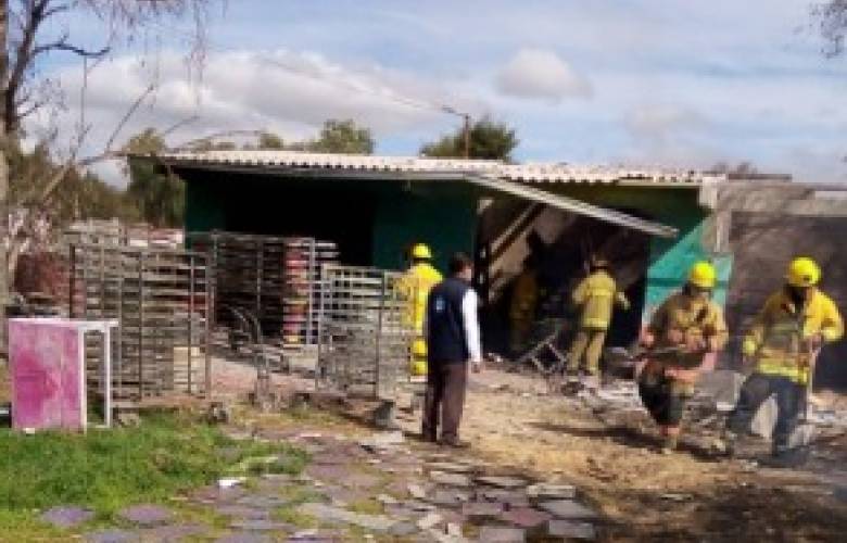 Mujer pierde la vida tras explosión de polvorín en Tultepec