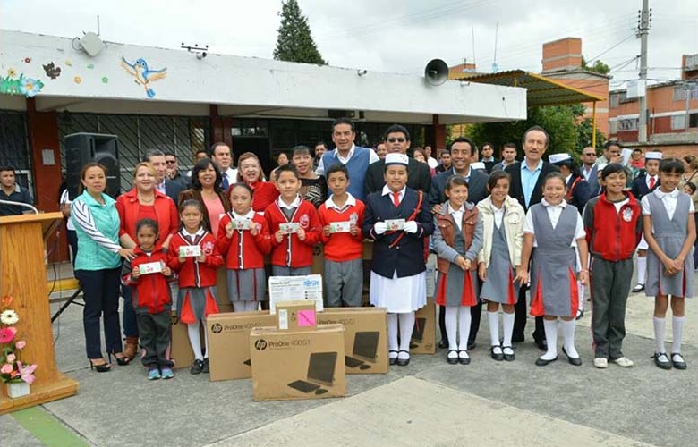 Entregan computadoras en escuelas públicas de izcalli