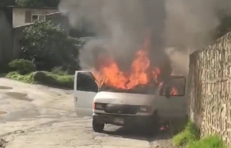 Vecinos de Xonacatlán detienen a presuntos talamontes y queman sus camiones