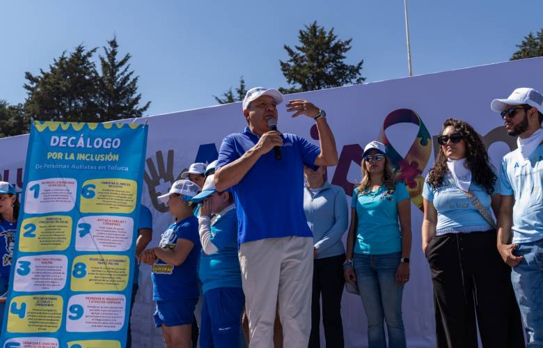 Se une Ricardo Moreno a la caminata por el autismo, Con el corazón azul