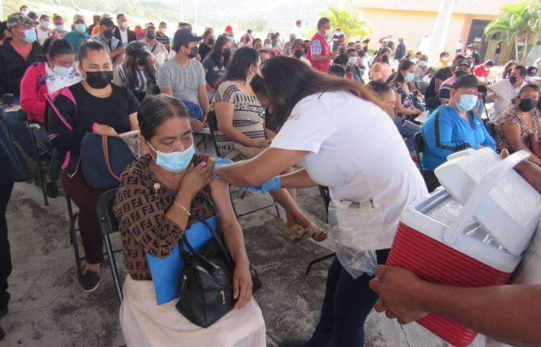 Arrancó vacunación contra Covid-19 para personal del sector educativo en la región Sur 