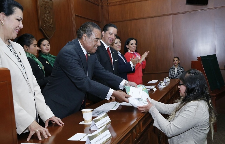 Entrega fundación uaeméx becas por más de 700 mil pesos