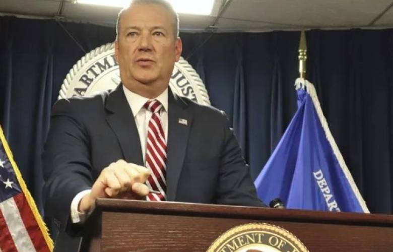 Renuncia director interino del ICE tras polémicas por deportaciones y muertes bajo custodia