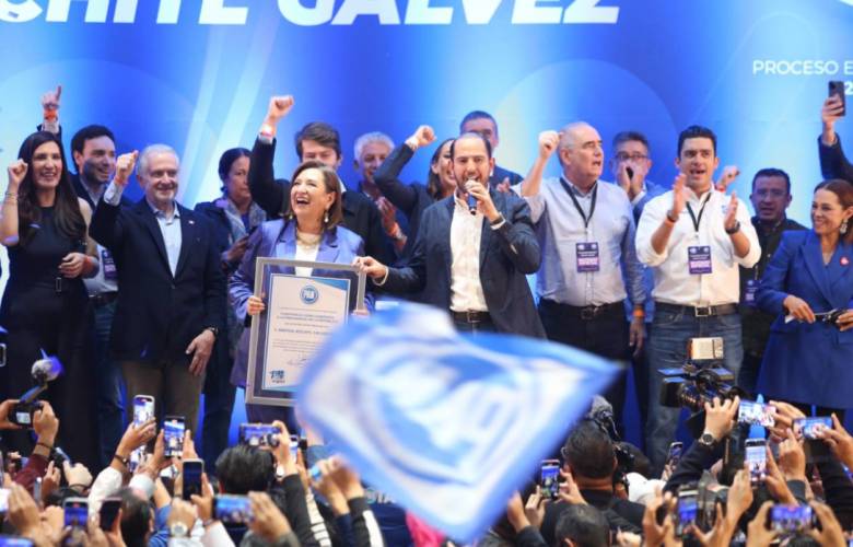 Xóchitl Gálvez recibe constancia panista como candidata, promete luchar por la democracia 