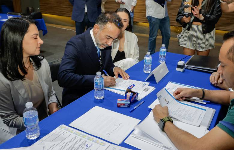 Cumple Fernando Flores con registro ante el PAN para buscar reelección 