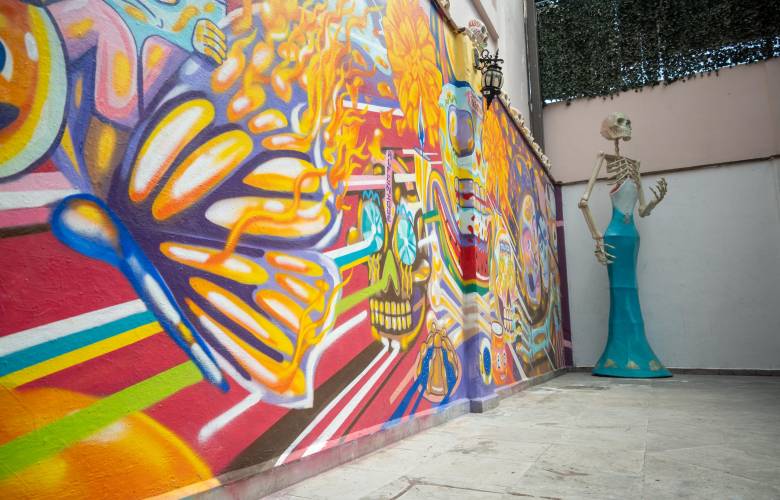 Inaugura Ricardo Moreno mural que llena de color el Museo del Alfeñique en PrimaverArte