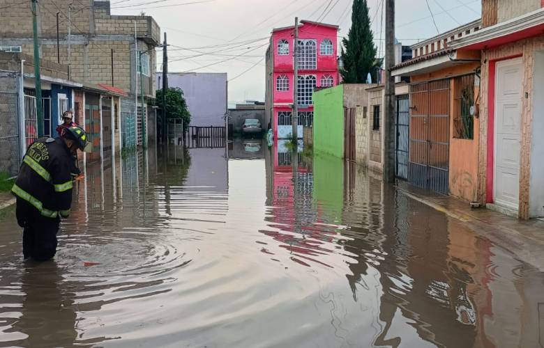 Atiende Toluca encharcamientos tras lluvias en San Pablo Autopan