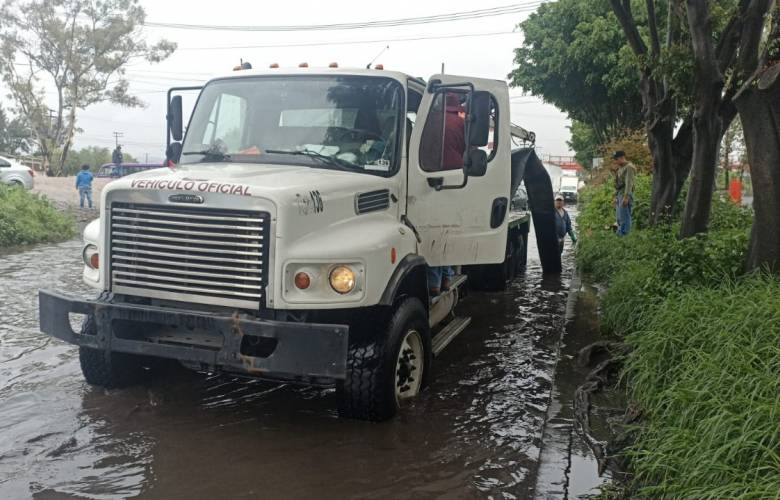 Sapase atiende encharcamiento en avenida Central esquina con Río de Los Remedios