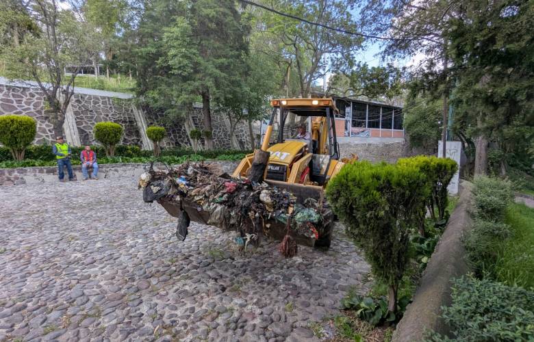 Retiran ocho toneladas de desechos de basurero clandestino en El Calvario de Toluca  