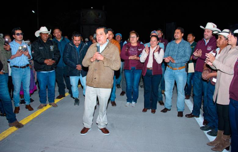 Modernizan camino en Aculco para facilitar la movilidad en una zona otomí